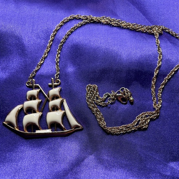 URBAN OUTFITTERS Gold Tone metal and enamel Ship necklace. - Picture 5 of 8